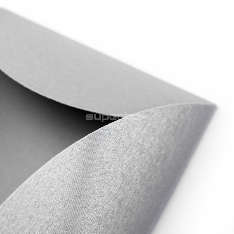Silberner Umschlag mit Herzverschluss