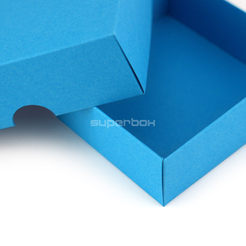 Zweiteilige kleine quadratische himmelblaue Kartongeschenkbox