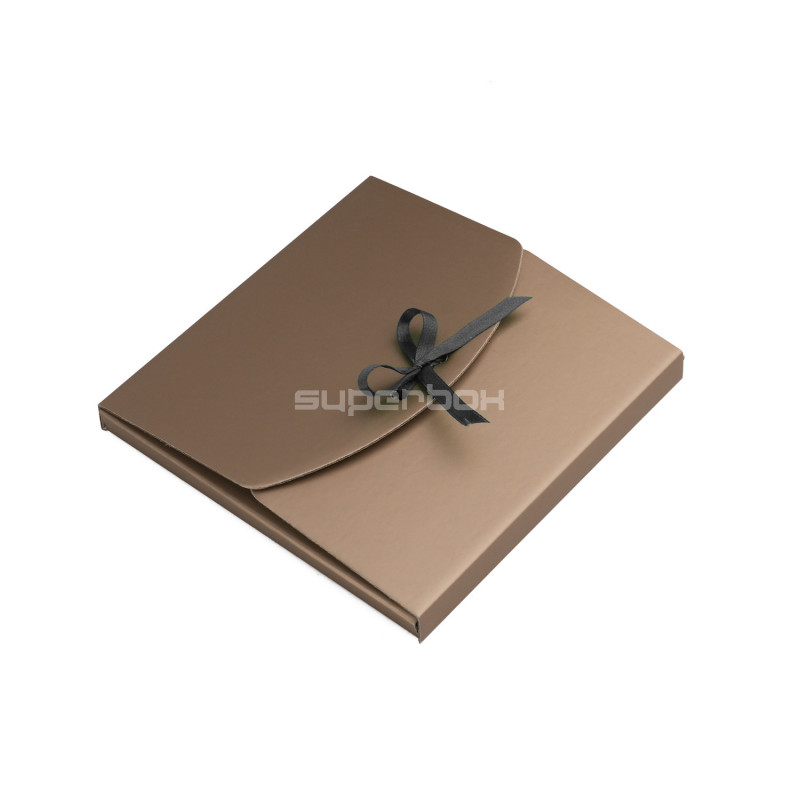 Gedämpfter goldener kleiner Umschlag für Schmuck | 155x155x10 mm