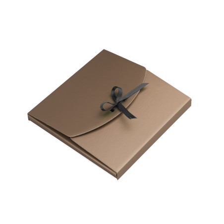 Gedämpfter goldener kleiner Umschlag für Schmuck | 155x155x10 mm