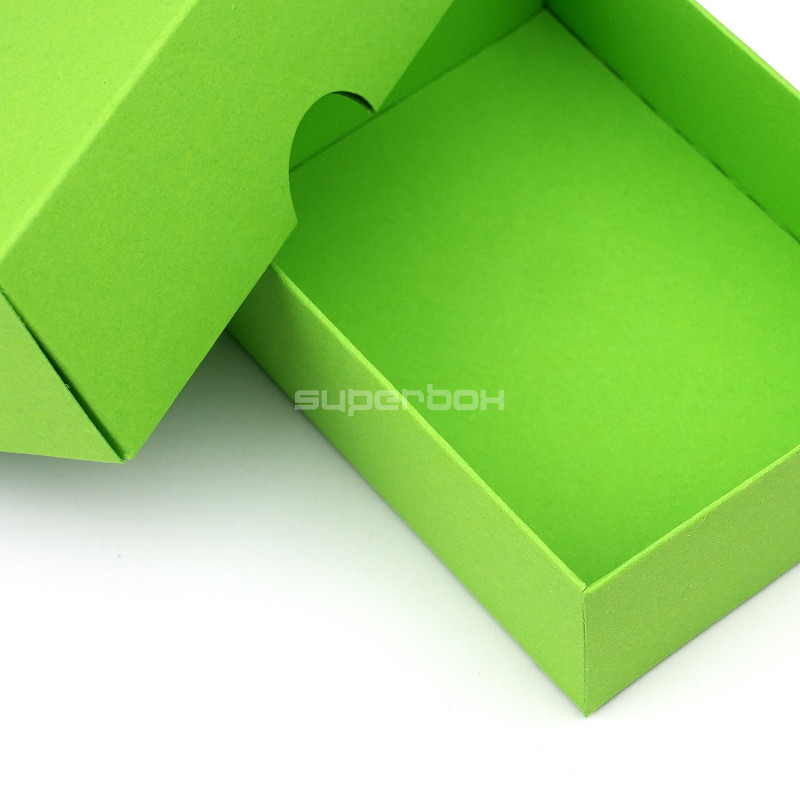 Zweiteilige kleine rechteckige Geschenkbox in hellgrün