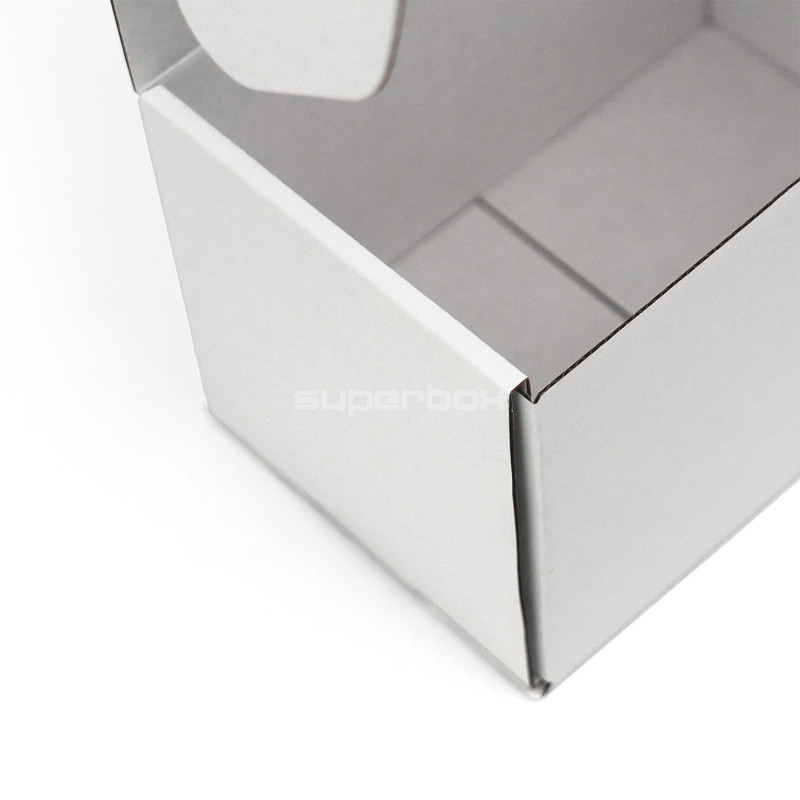 Kleine weiße tiefe Geschenkbox