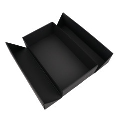 Doppeltürige schwarze Box mit integriertem goldenen Band