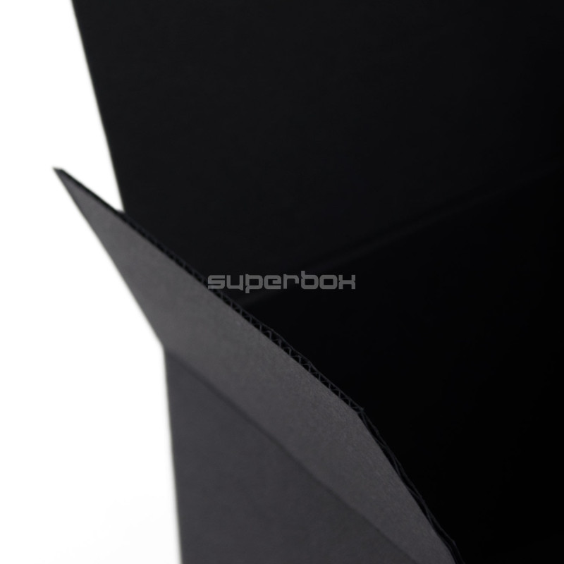 Schwarze matte Würfelbox