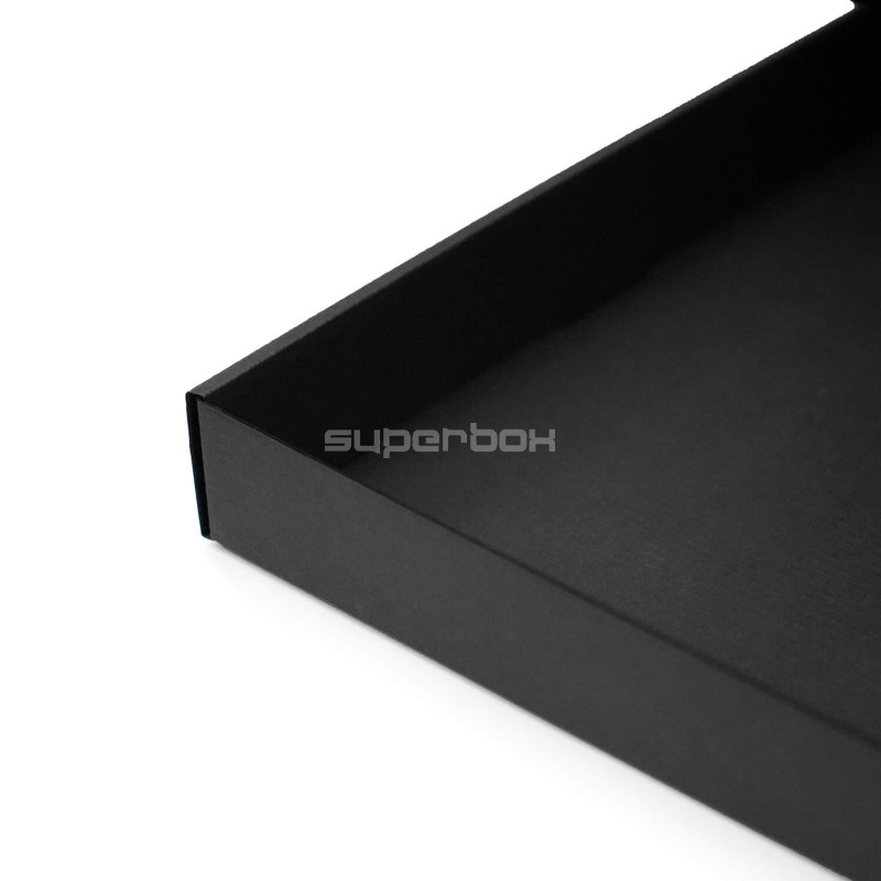 Große schwarze Geschenkbox mit niedriger Höhe