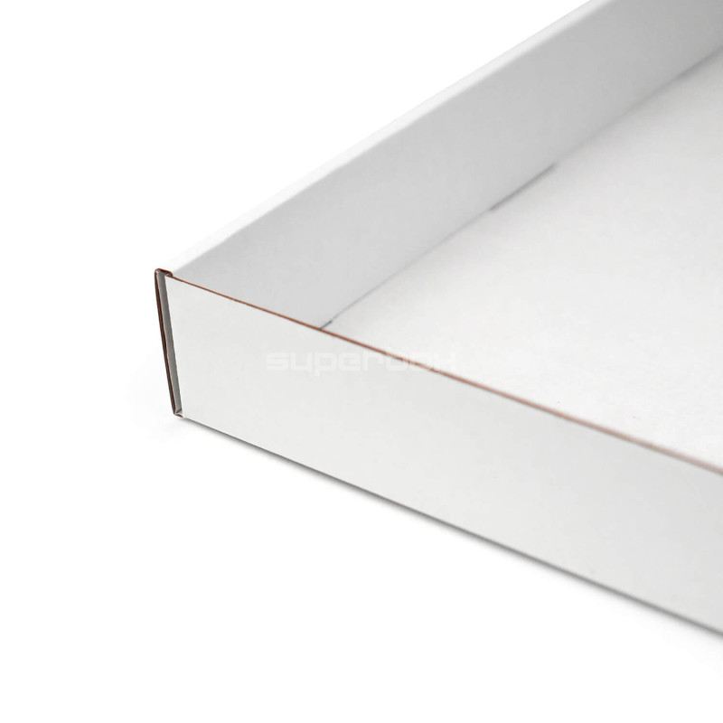 Große weiße Geschenkbox mit niedriger Höhe