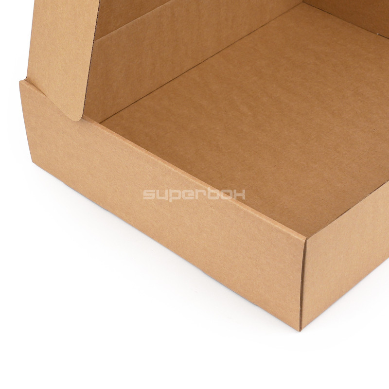 Braune stabile Box zum Verpacken von Decken oder Bettwäsche