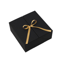 Quadratische schwarze Doppeltürbox mit goldenem Band, 220x220x90 mm