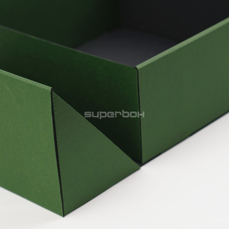 Quadratische grüne Geschenkschachtel mit Doppeltüren und integriertem Satinband