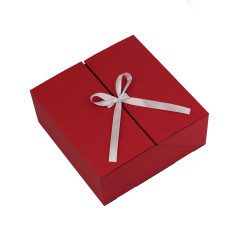 Quadratische rote Doppeltür-Box mit silbernem Band, 220x220x90 mm