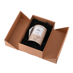 Braune Geschenkbox im A5-Format mit Doppeltür und integriertem Satinband  – Verpackungsbeispiel, 220x150x85 mm