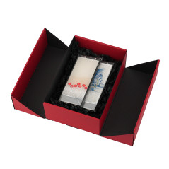 A5-Format, rote Geschenkbox mit Doppeltür und integriertem Satinband  – Verpackungsbeispiel, 220x150x85 mm