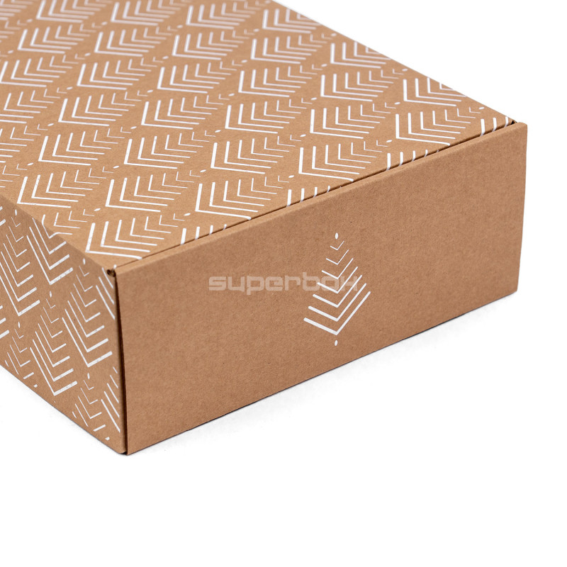 Braune A4-Box mit Tannenbaum-Muster Braune A4-Box mit Tannenbaum-Muster