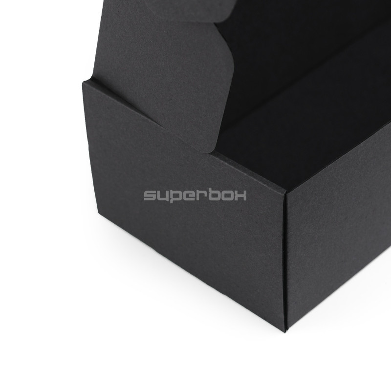 Lange schwarze Box aus Wellpappe