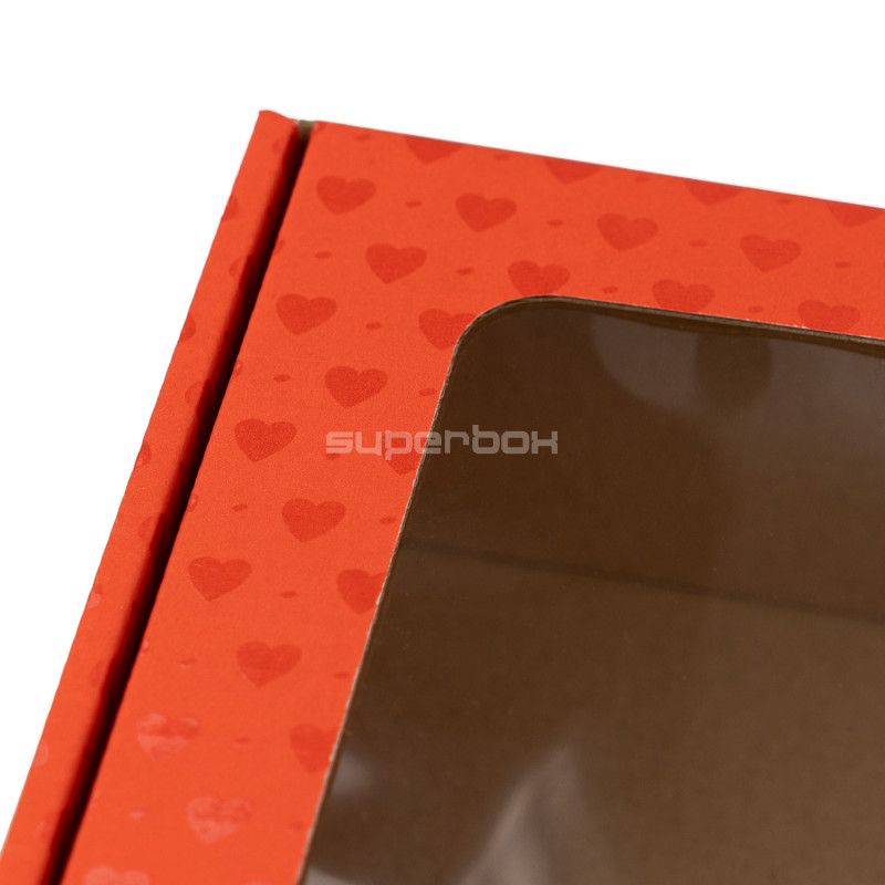 Rote Geschenkbox mit Fenster und Herzmuster Rote Geschenkbox mit Fenster und Herzmuster