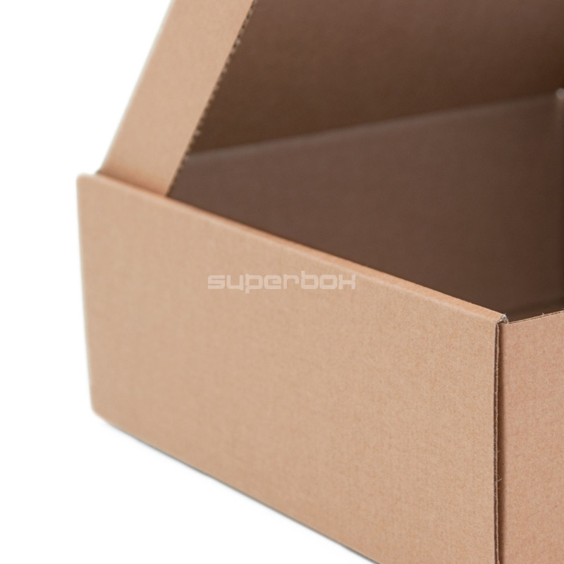 Braune quadratische Box ohne Fenster zum Verpacken und Versenden von Artikeln