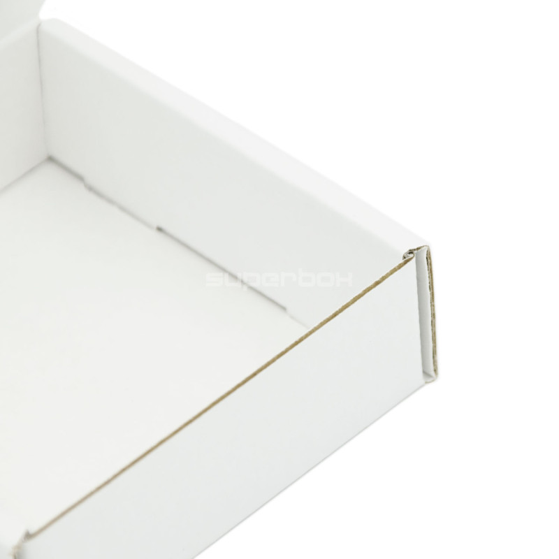 Weiße Mini-Box aus Wellpappe mit Fenster