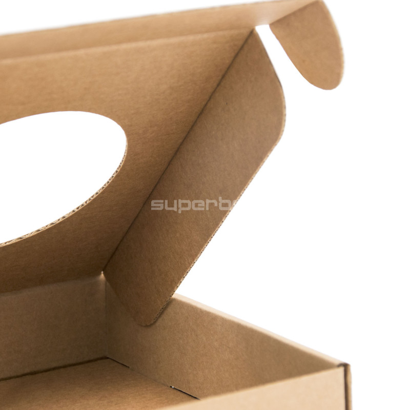 Braune quadratische Geschenkbox mit rundem Fenster