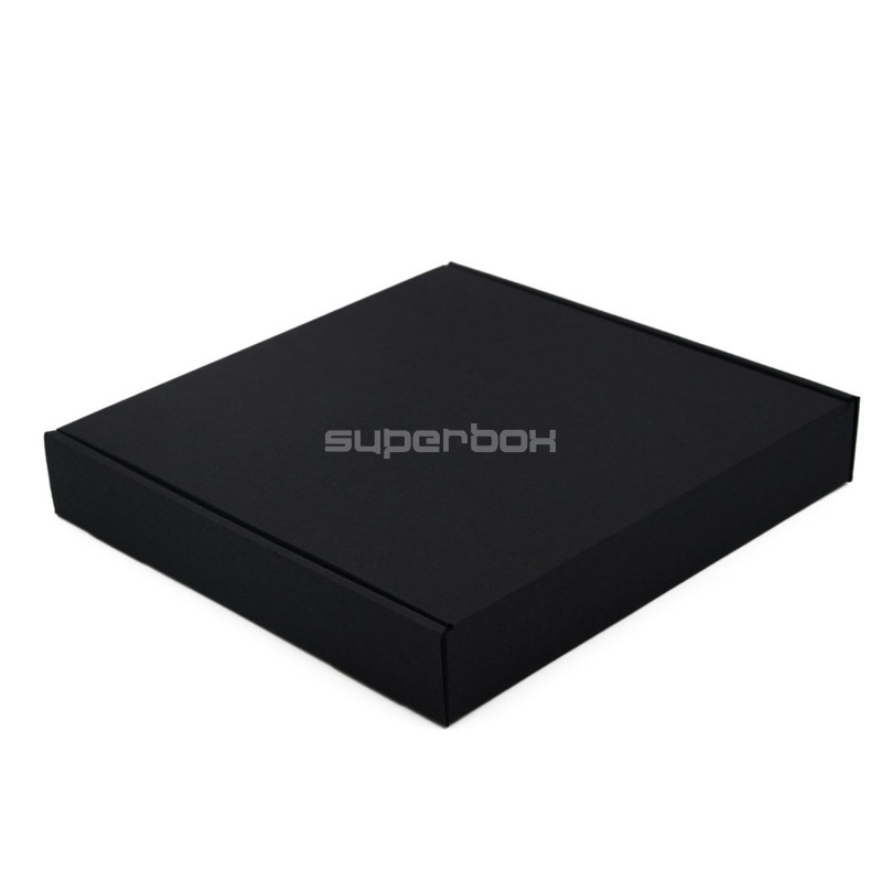 Schwarze matte flache quadratische Geschenkbox ohne klares Fenster