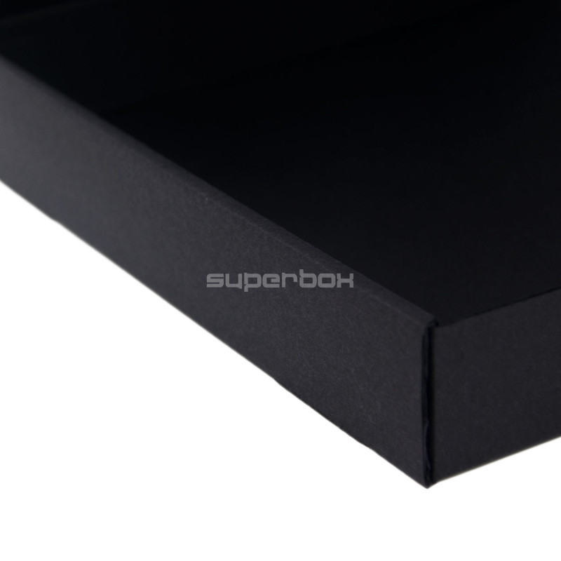 Schwarze matte flache quadratische Geschenkbox ohne klares Fenster