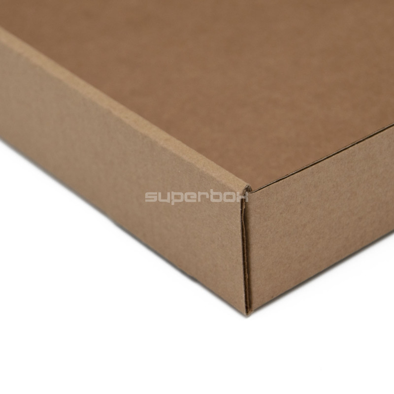 Braune quadratische Geschenkbox sehr geringer Höhe mit Fenster