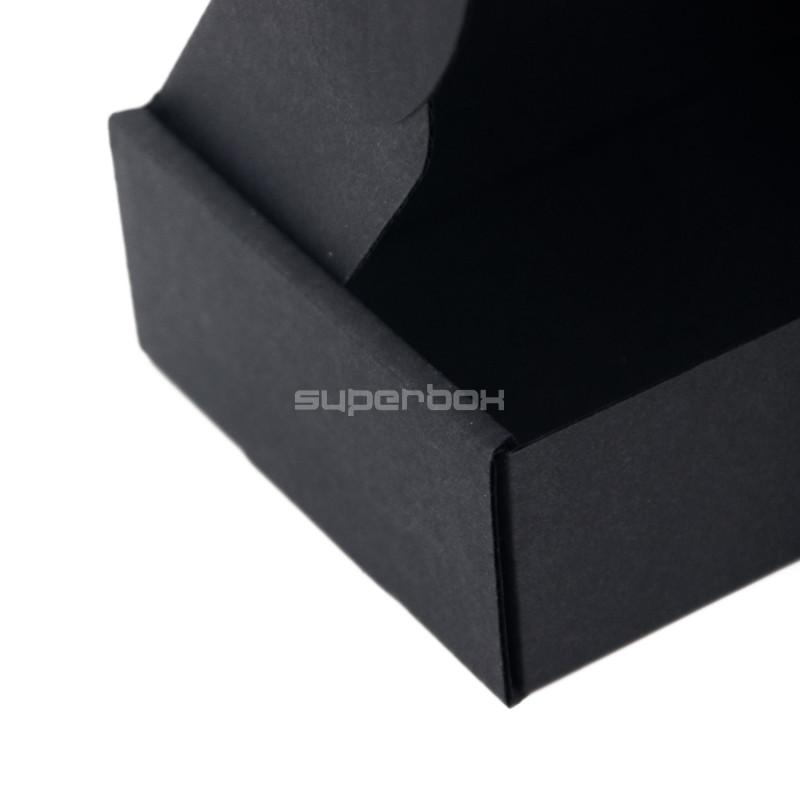 Kleine längliche schwarze Geschenkbox