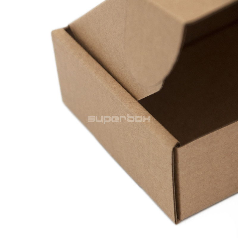 Kleine längliche braune Box
