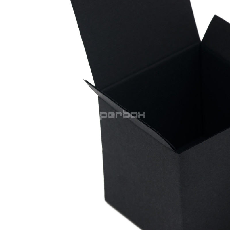Schwarzer Würfel für die Verpackung von Souvenirs