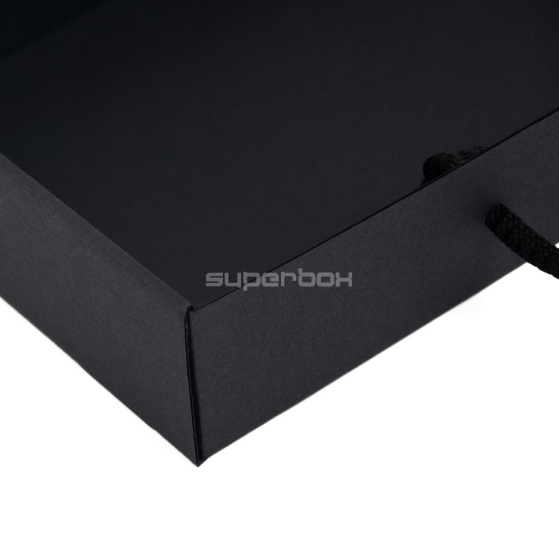 Schwarze Geschenkbox – Koffer mit Fenster und Textilgriff