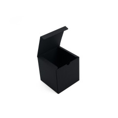 Schwarze Würfelbox mit schwarzem Innenraum
