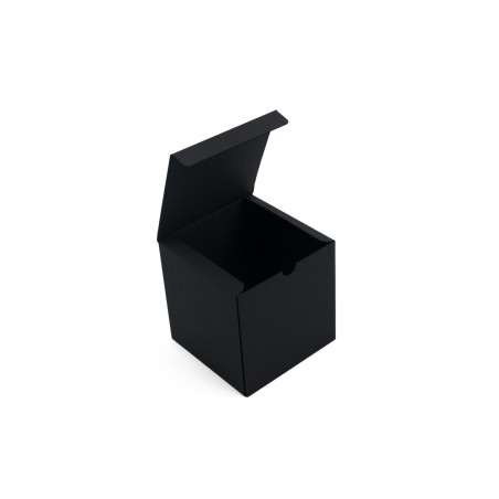 Schwarze Würfelbox mit schwarzem Innenraum