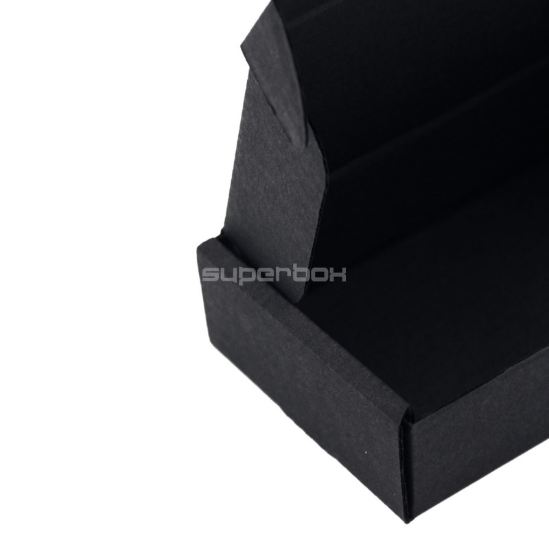 Kleine schwarze Box zum Verpacken kleiner Artikel