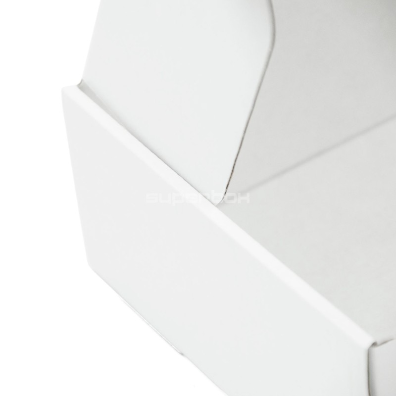 Weiße lange Box zum Verpacken von Geschenken