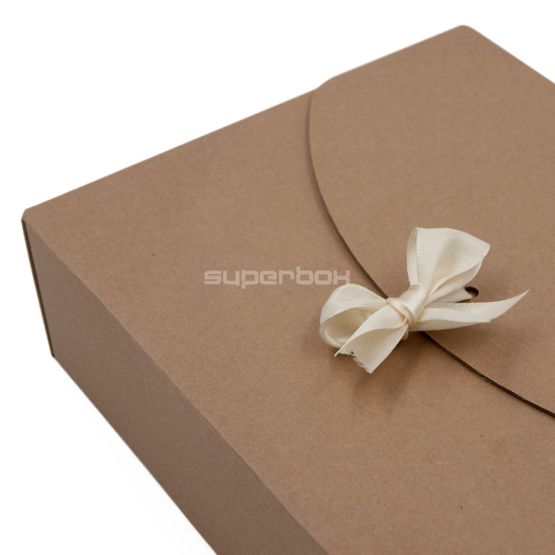 Braune Kraftbox mit Bandverschluss