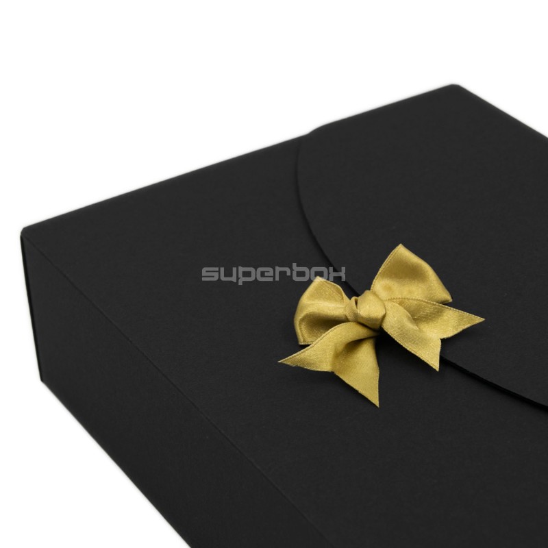 Schwarze Box mit Bandverschluss