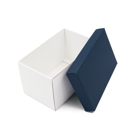 Weiße sehr tiefe Kartonbox mit blauem Deckel