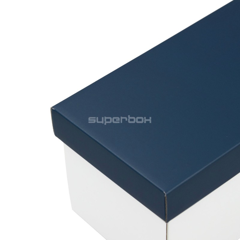 Weiße sehr tiefe Kartonbox mit blauem Deckel