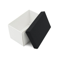 Weiße sehr tiefe Kartonbox mit schwarzem Deckel