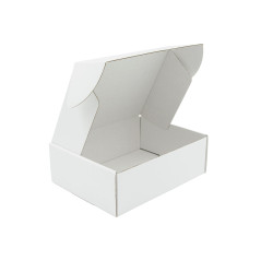 Weiße Box zum Verpacken von Taufgeschenken