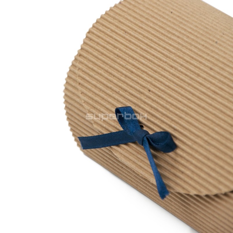 Braune offene Wellenbox zum Verpacken von Souvenirs