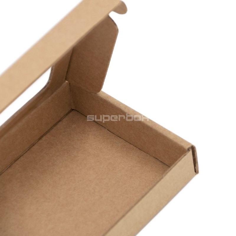 Niedrige längliche braune Box mit PVC-Fenster