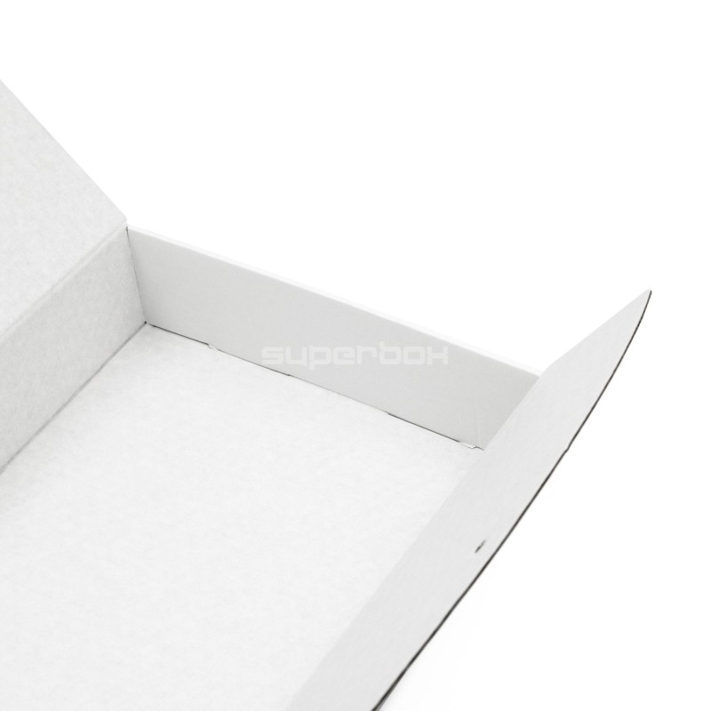 Große weiße Box mit Schleifenverschluss