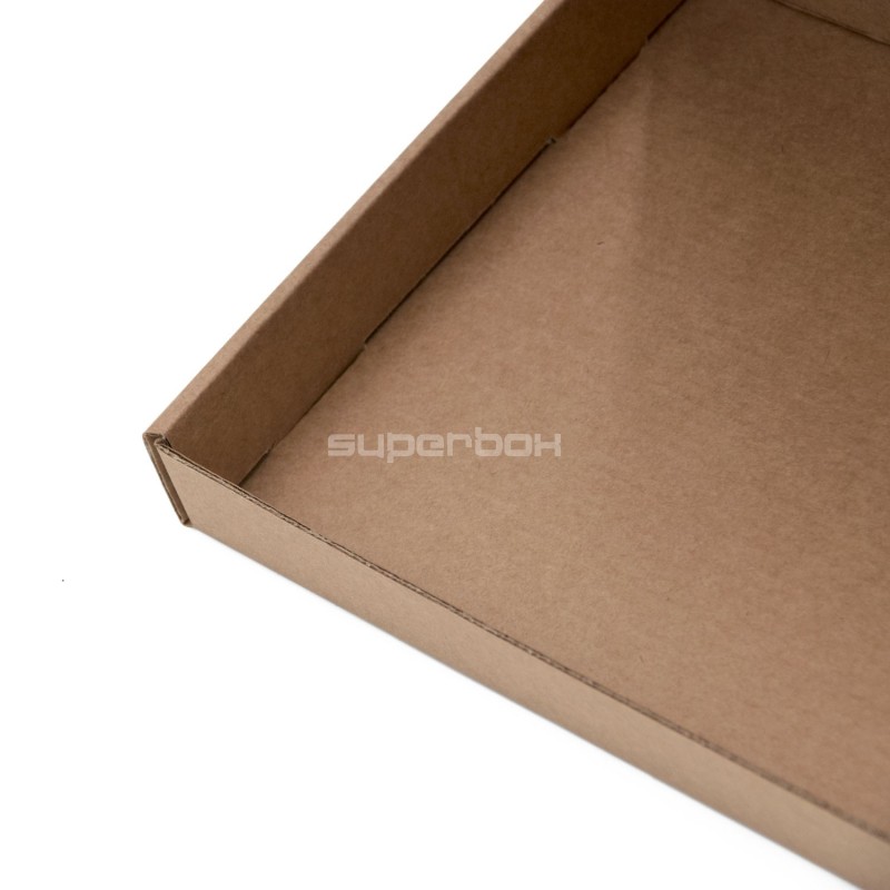 Flache längliche braune Box für Versandartikel