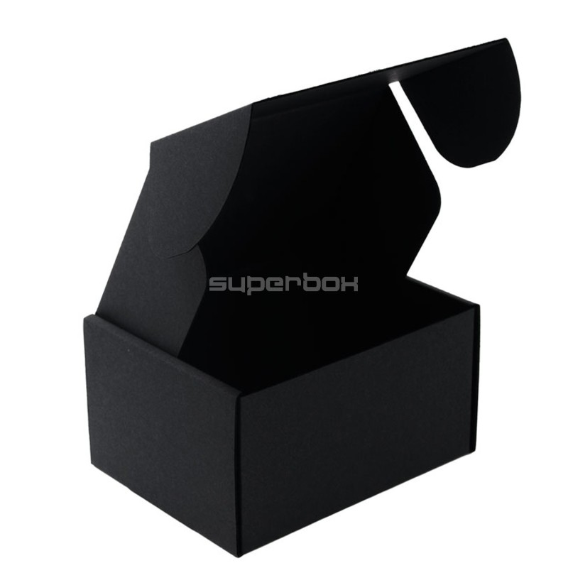 Kleine schwarze Geschenkbox aus Wellpappe