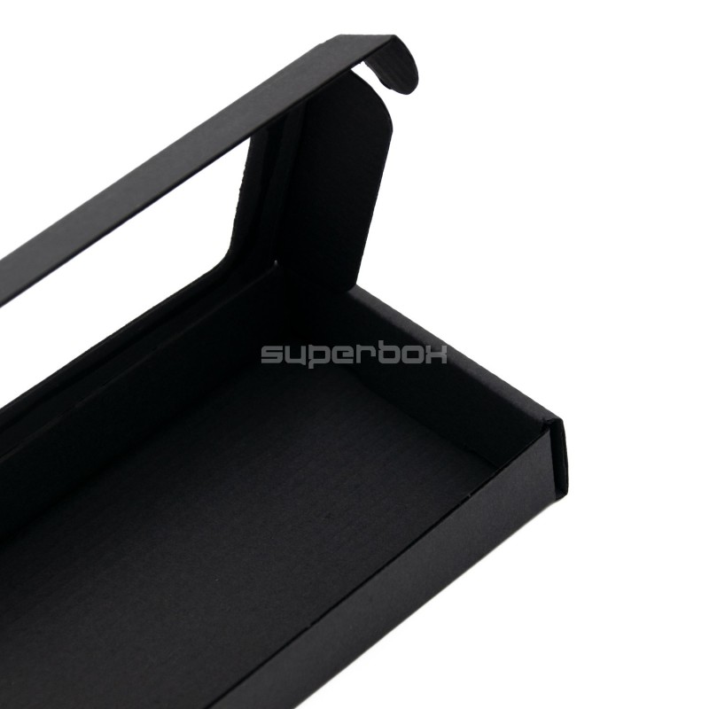 Niedrige längliche schwarze Box mit PVC-Fenster