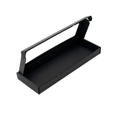 Niedrige längliche schwarze Box mit PVC-Fenster