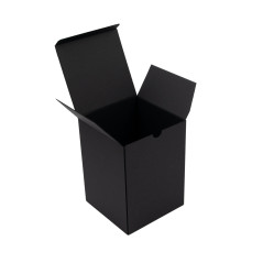Schwarze längliche Box zum Verpacken von Raumduft
