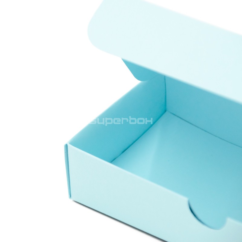 Längliche Geschenkbox aus hellblauem dekorativem Karton