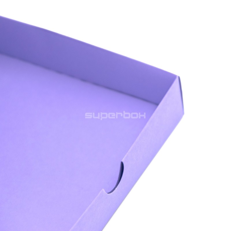 Lila quadratische Box mit eingelassenem Kartondeckel