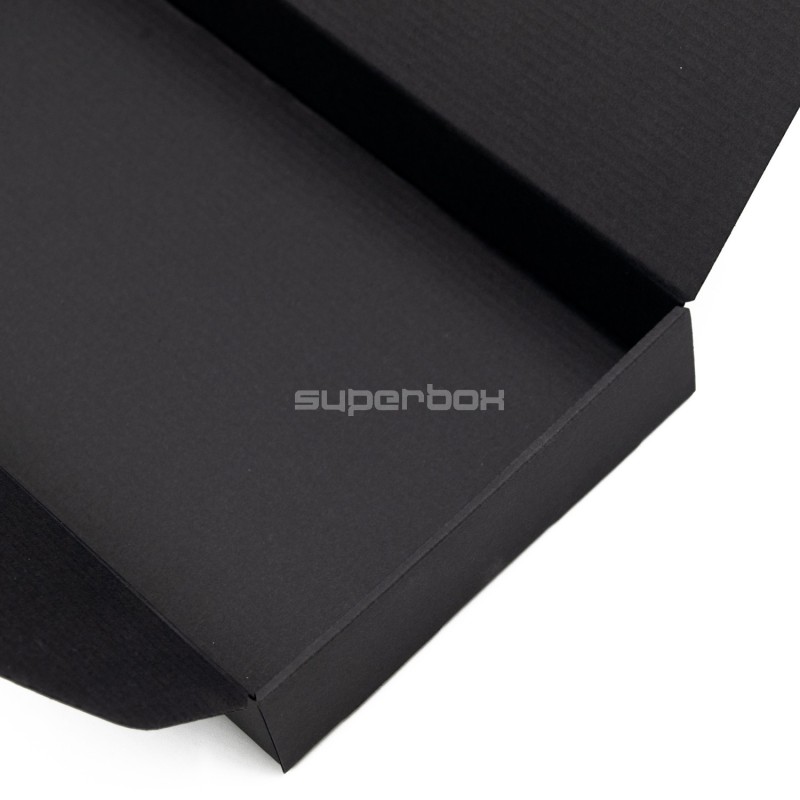 Schwarze längliche Box mit Schleife